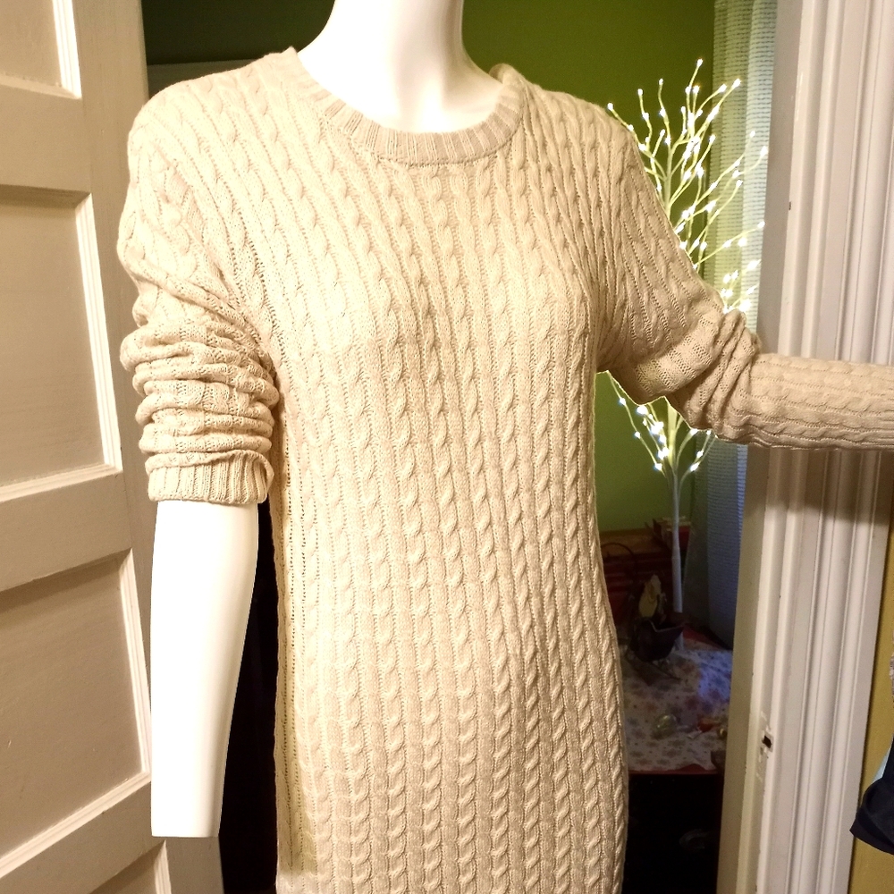 Thread knit dress.